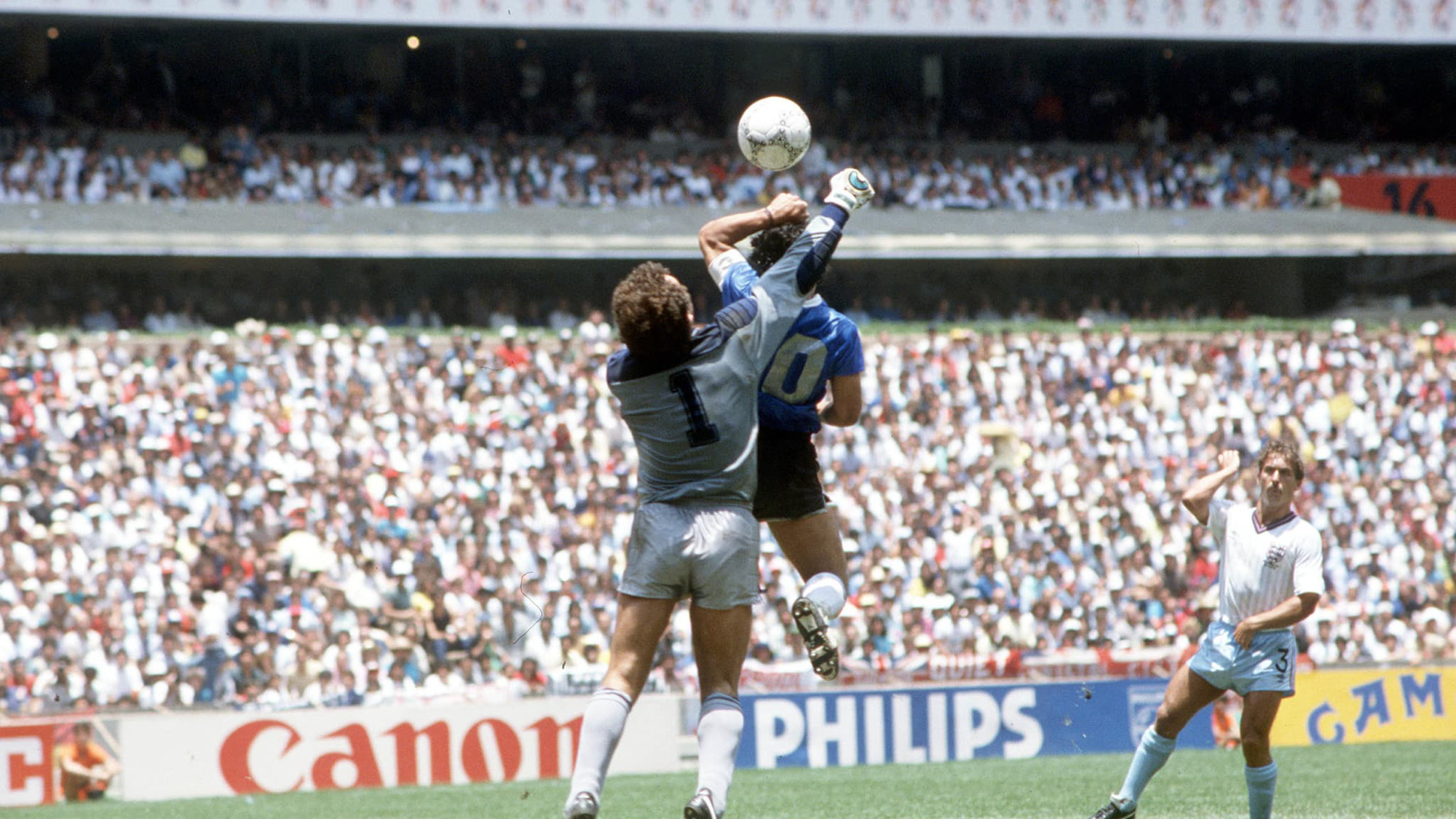 Nhìn lại hai bàn thắng lịch sử của Diego Maradona vào lưới tuyển Anh ở World Cup 1986