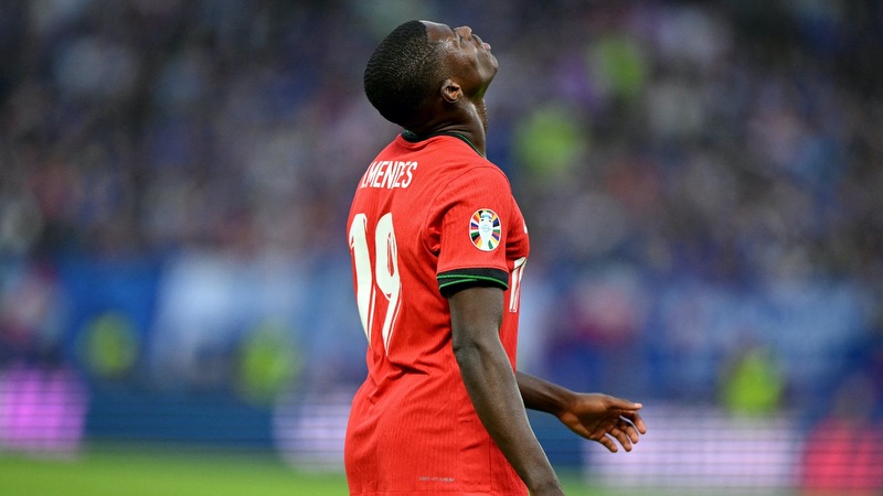 Trường hợp Nuno Mendes thành công là một tín hiệu lạ của bóng đá